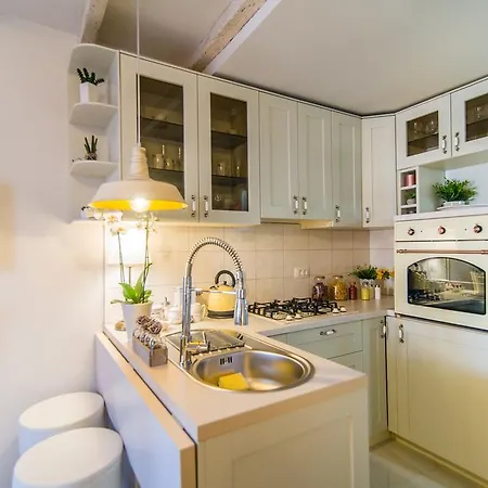 Yellow Flower Apartment *