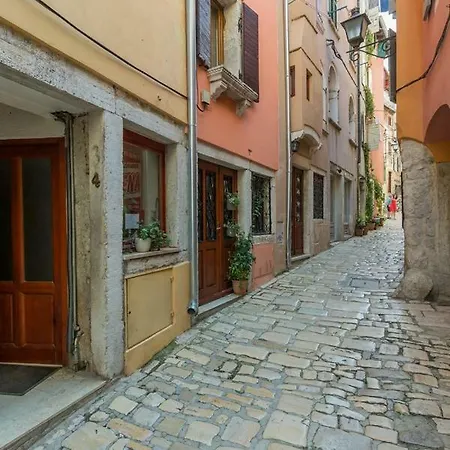 Apartament Yellow Flower