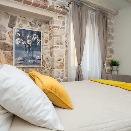 Apartament Yellow Flower