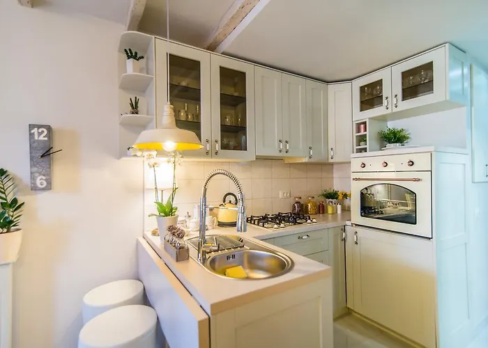 Yellow Flower Apartment *